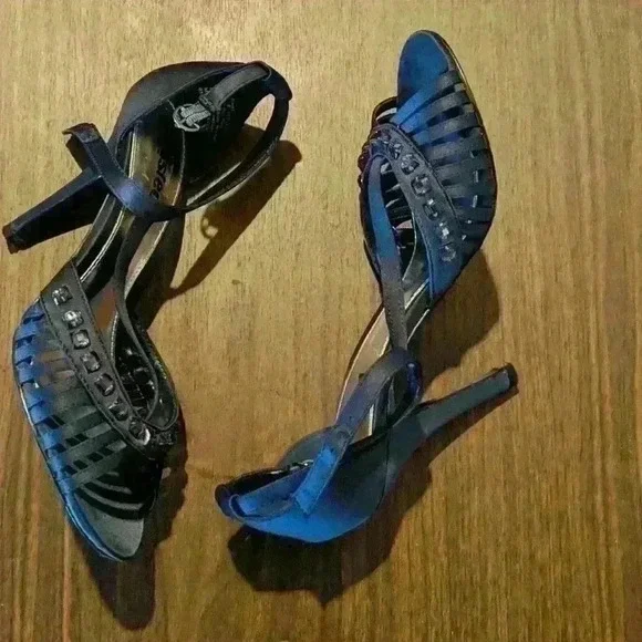 Unlisted blue heels with rhinestones - Picture 2 of 3